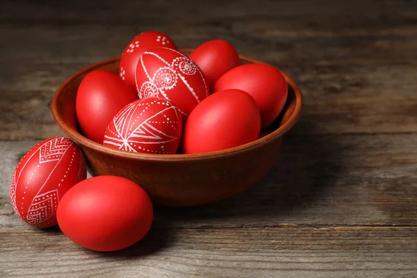 Ciotola Legno Con Uova Pasqua Dipinte Rosso Sul Tavolo Spazio — Foto Stock