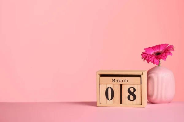 Kalender Och Vas Med Blomma Bordet Mot Färg Bakgrunden Utrymme — Stockfoto