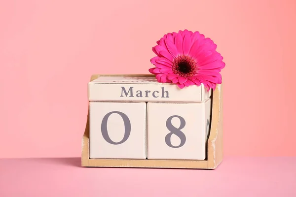 Kalender Och Blomma Bordet Mot Färgbakgrund Internationella Kvinnodagen — Stockfoto