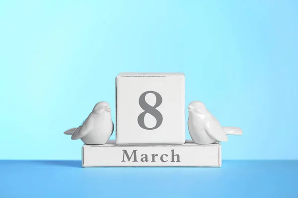 Calendrier Bois Oiseaux Décoratifs Sur Table Sur Fond Couleur Journée — Photo