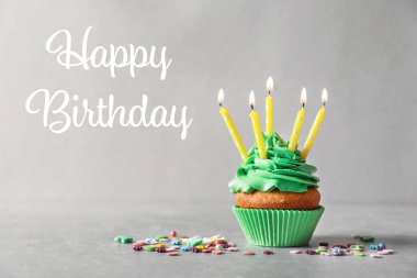 Mumlar ve gri arka plan üzerinde metin mutlu yıllar lezzetli kek