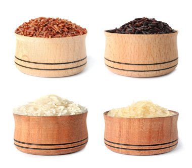 Beyaz arka plan üzerinde farklı pişmemiş pirinç ile ahşap kase ayarla