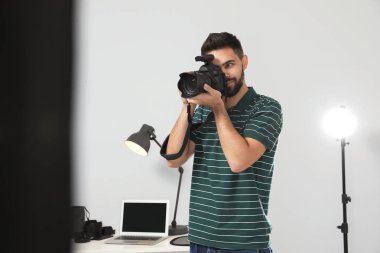 Fotoğraf stüdyosu profesyonel fotoğraf ile genç adam