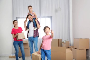 Yeni evlerinde kutuları taşıyan mutlu bir aile.