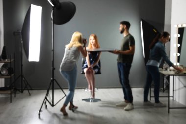 Bulanık fotoğraf stüdyosu profesyonel ekipman ve ekip işçilerin