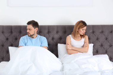 Her diğer yatak odasında görmezden ilişki sorunları ile çift