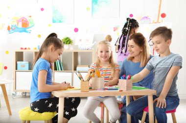 Resim dersi kapalı kadın öğretmen çocuklarla