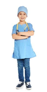 Doktor stetoskop beyaz arka plan üzerinde ile Tekdüzen içinde şirin küçük çocuk
