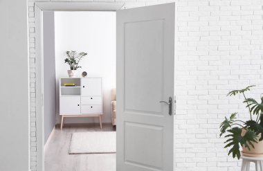 Yeni mobilya ile iç oda, açık kapıdan görüntülemek