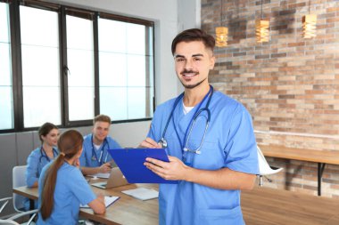 Grup içinde Üniversite Kütüphanesi ile tıp öğrencisi