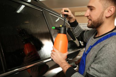 Vasıflı işçi Dükkanı penceresinde renkli araba yıkama