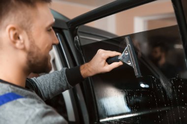 Vasıflı işçi çamaşır araba pencere daha önce dükkanda renklendirme