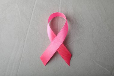 Pembe kurdele gri arka plan, üstten görünüm üzerinde. Meme Kanseri Bilinçlendirme kavramı