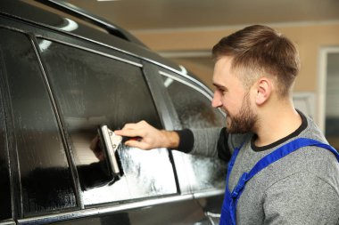 Vasıflı işçi Dükkanı penceresinde renkli araba yıkama