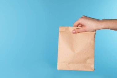 Kağıt torba renk arka plan üzerinde tutan kadın. Mockup tasarım için