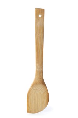 Beyaz arka plan üzerinde bambu spatula. Mutfak gereçleri