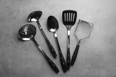 Farklı mutfak gereçleri gri arka planda, üstten görünüm kümesi