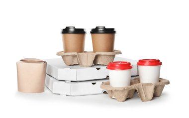 Ayrı kaplarda beyaz arka planda, mockup tasarım için. Food teslim