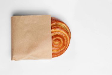 Kağıt çanta beyaz arka plan, üstten görünüm üzerinde topuz ile. Alan tasarımı için