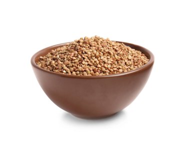 Beyaz arka plan üzerinde pişmemiş buğday ile kase