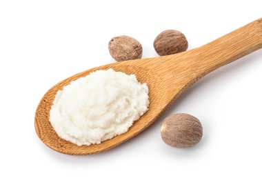 Shea yağı ve fındık beyaz zemin üzerine kaşık