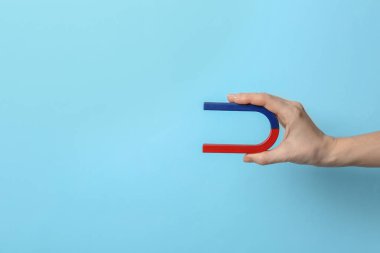 Renk arka planda, closeup mıknatıs tutan kadın. Metin için yer