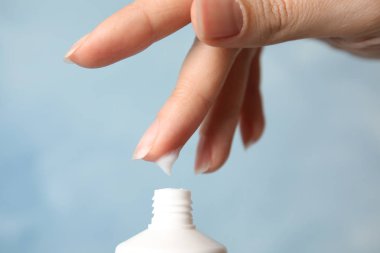 Kadın el kremi renk arka planda, closeup uygulama