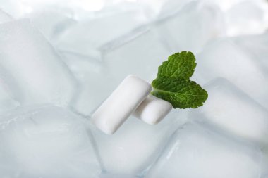 Çiğneme diş etleri ve buz küpleri, closeup nane