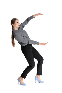 Beyaz arka plan üzerinde insanları çeken mıknatıs ile genç kadın