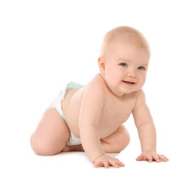 Beyaz arka plan üzerinde sürünerek şirin bebek