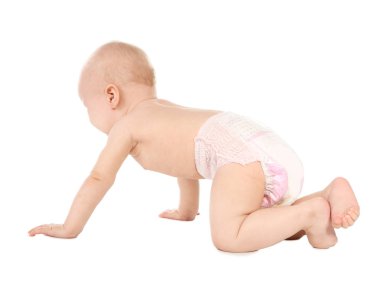 Beyaz arka plan üzerinde sürünerek şirin bebek