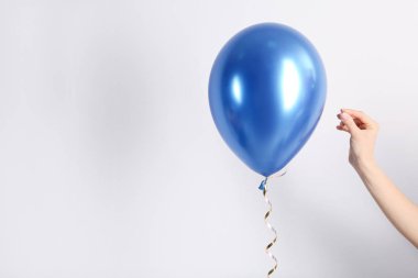 Beyaz arka planda, closeup iğne ile balon piercing kadın