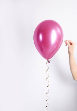Beyaz arka planda, closeup iğne ile balon piercing kadın