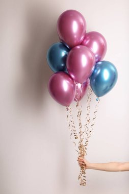 Beyaz arka planda, closeup balonlar demet tutan kadın