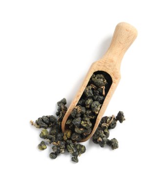 Ali Shan Oolong çay beyaz arka planda, üstten görünüm ile ahşap Kepçe