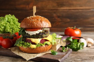 Ahşap arka plan karşı masada sebze ve vejeteryan burger