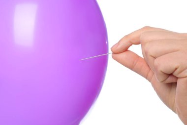 Beyaz arka planda, closeup mor balon piercing kadın