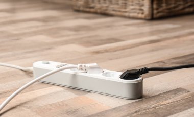 Uzatma kablosu katta kapalı, metin için yer. Elektrik teknisyen ekipmanları