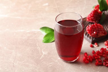 Bardak taze nar suyu masada ile kompozisyon. Metin için yer