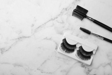 Yapay kirpik ve aksesuarları mermer zemin, metin için yer ile Üstten Görünüm