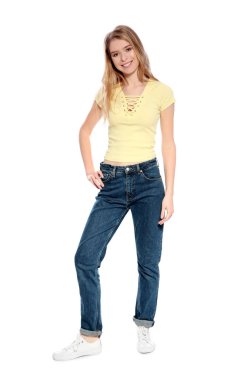 Beyaz arka planda güzel bir genç kadının portresi.