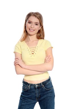 Beyaz arka planda güzel bir genç kadının portresi.