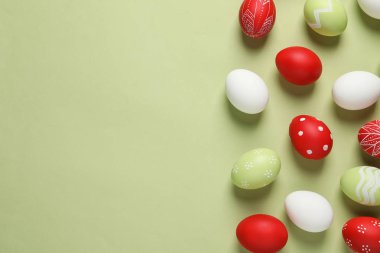 Düz renkli arka plan, metin için yer yumurta boyalı Paskalya ile kompozisyon lay