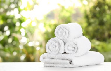 Tablo arka plan bulanık karşı yumuşak banyo havlusu. Metin için yer