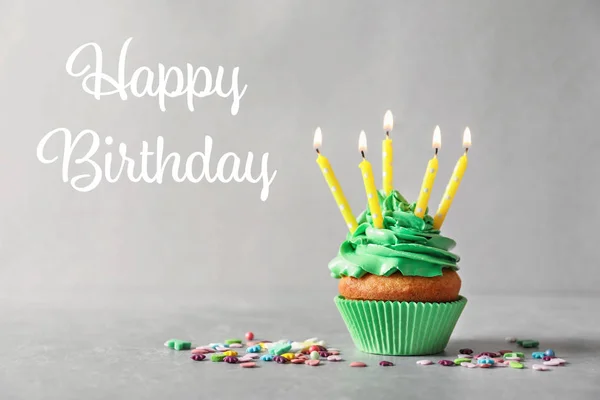 Heerlijke Cupcake Met Kaarsen Tekst Happy Birthday Grijze Achtergrond — Stockfoto