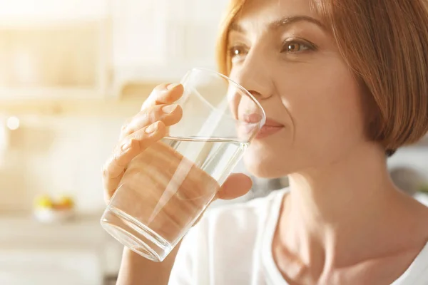 Mujer Con Vaso Agua Clara Interior Primer Plano Bebida Refrescante — Foto de Stock