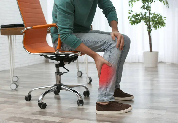 Mann Leidet Unter Beinschmerzen Geschlossenen Räumen Nahaufnahme — Stockfoto