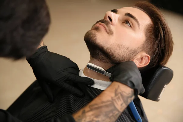 Peluquería Profesional Cliente Afeitado Con Afeitadora Recta Barbería — Foto de Stock