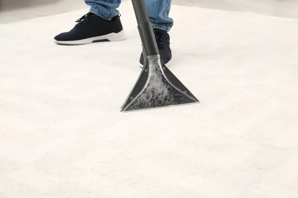男子去除地毯上的污垢与吸尘器室内 特写镜头 文本的空间 — 图库照片