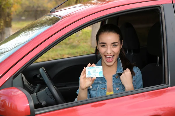 Mulher Feliz Mostrando Carta Condução Carro Novo — Fotografia de Stock